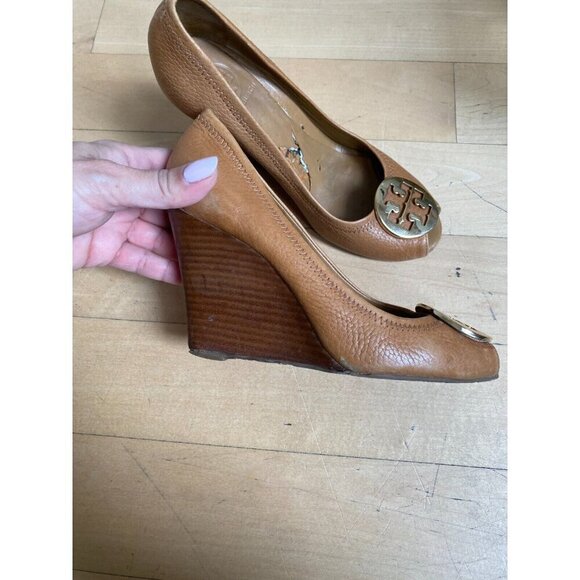Tory Burch Wedge peep toe  Women Size 7 gold logo - Picture 1 of 7